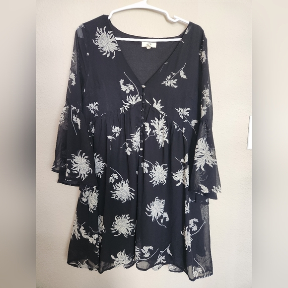 Entro Floral Vneck Boho Mini Dress Size Medium - Picture 2 of 7